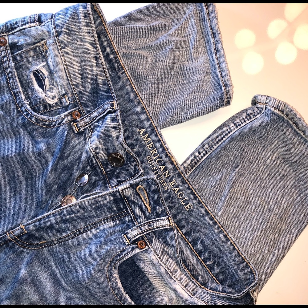 AMERICAN EAGLE MEDIUM WASH RIPPED TOMGIRL JEANS